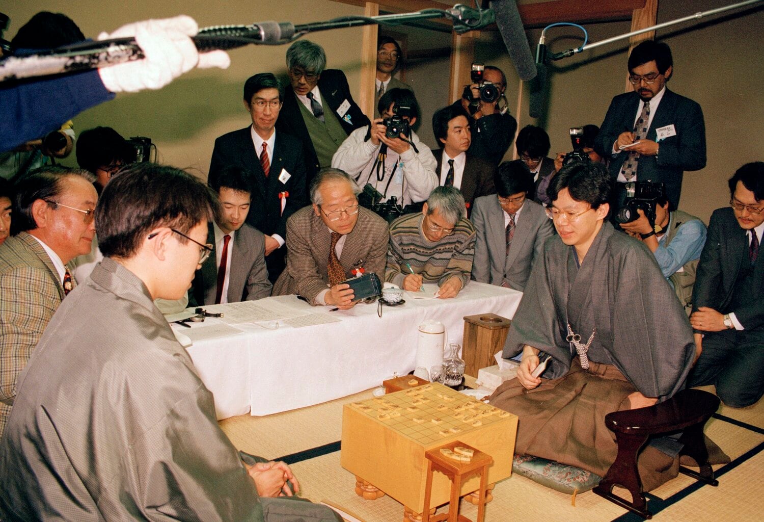 1995年3月23日、王将戦七番勝負は最終局までもつれこんだ。谷川浩司王将（右）と羽生善治名人（青森県・奥入瀬渓流グランドホテルで）　©JIJI PRESS