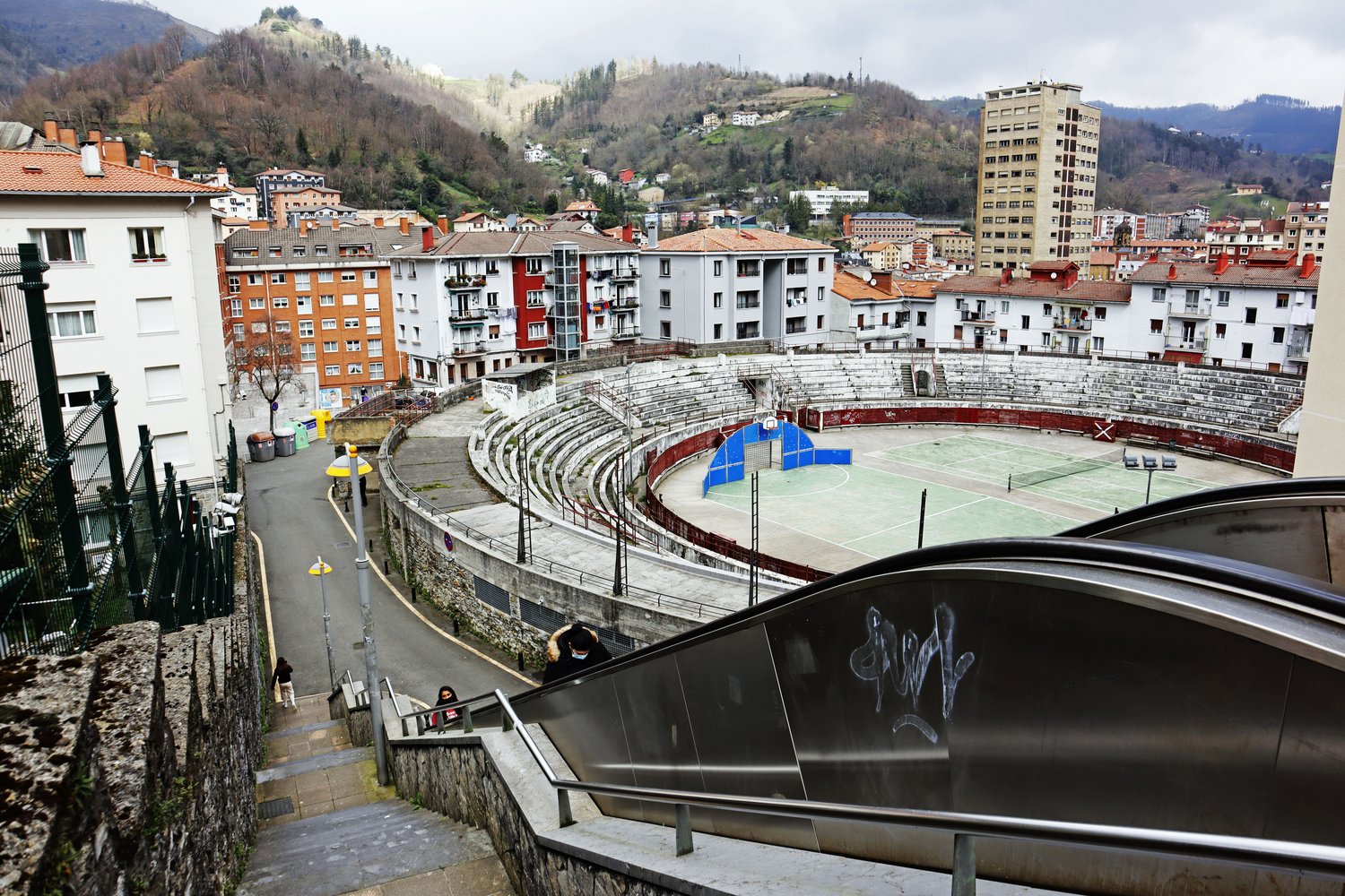 2台のエスカレータを乗り継いでいって、本拠地にたどり着く©Daisuke Nakashima