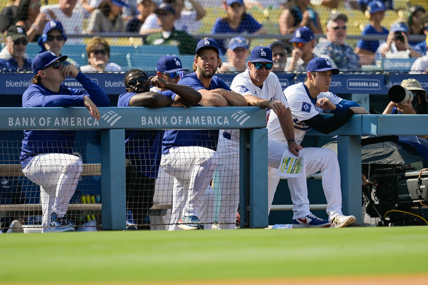 ベンチで戦況を見つめる大谷翔平（右）　©Nanae Suzuki