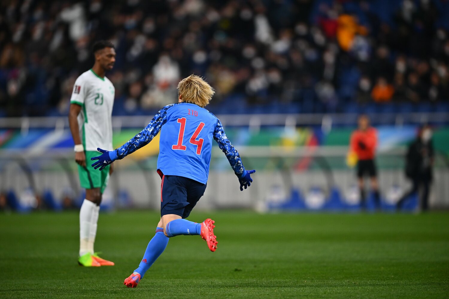 後半5分、伊東純也は強烈なミドルシュートをゴールネットに突き刺した　©Takuya Kaneko/JMPA