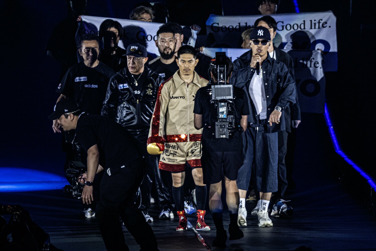 AK-69とともに入場する井岡一翔　©️Takuya Sugiyama