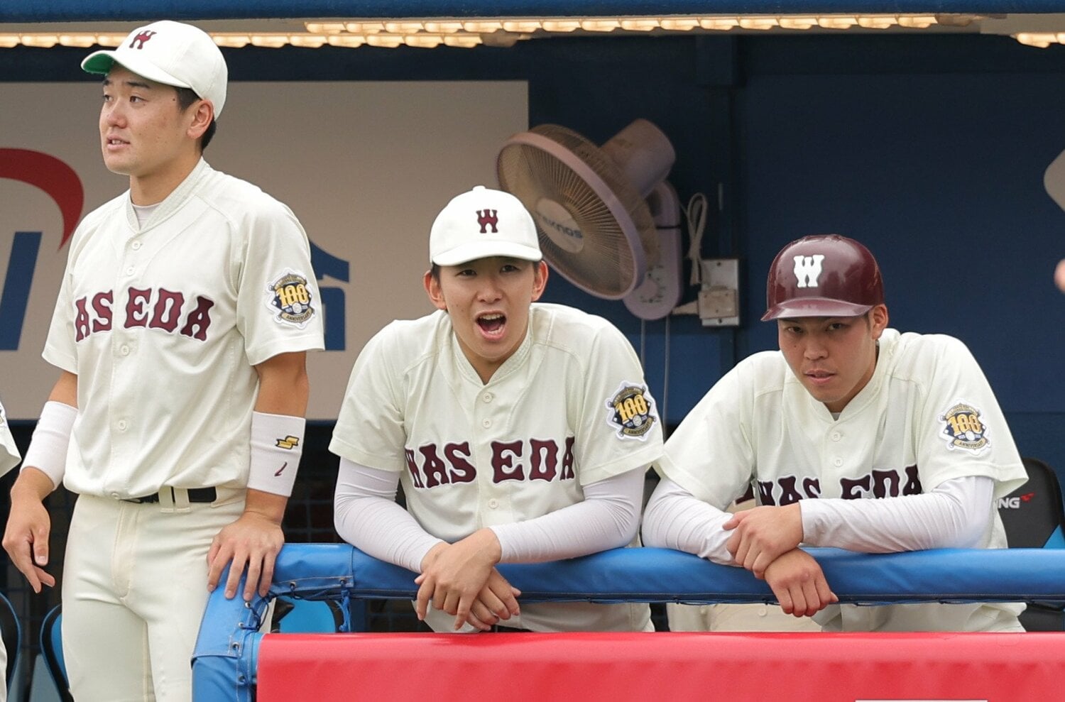 9回ノーノー達成の後もベンチからチームに声をかけ続けた伊藤　©JIJI PRESS