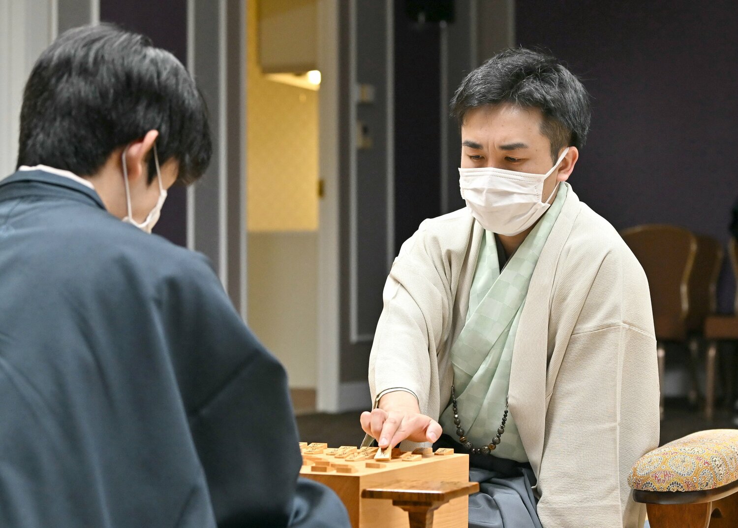 叡王戦第2局での菅井　©JIJI PRESS