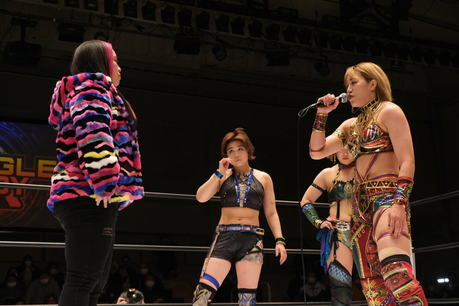 1月6日のスターダム後楽園大会でリングに上がった橋本千紘と向き合う朱里らGod’s Eyeのメンバー　©Norihiro Hashimoto