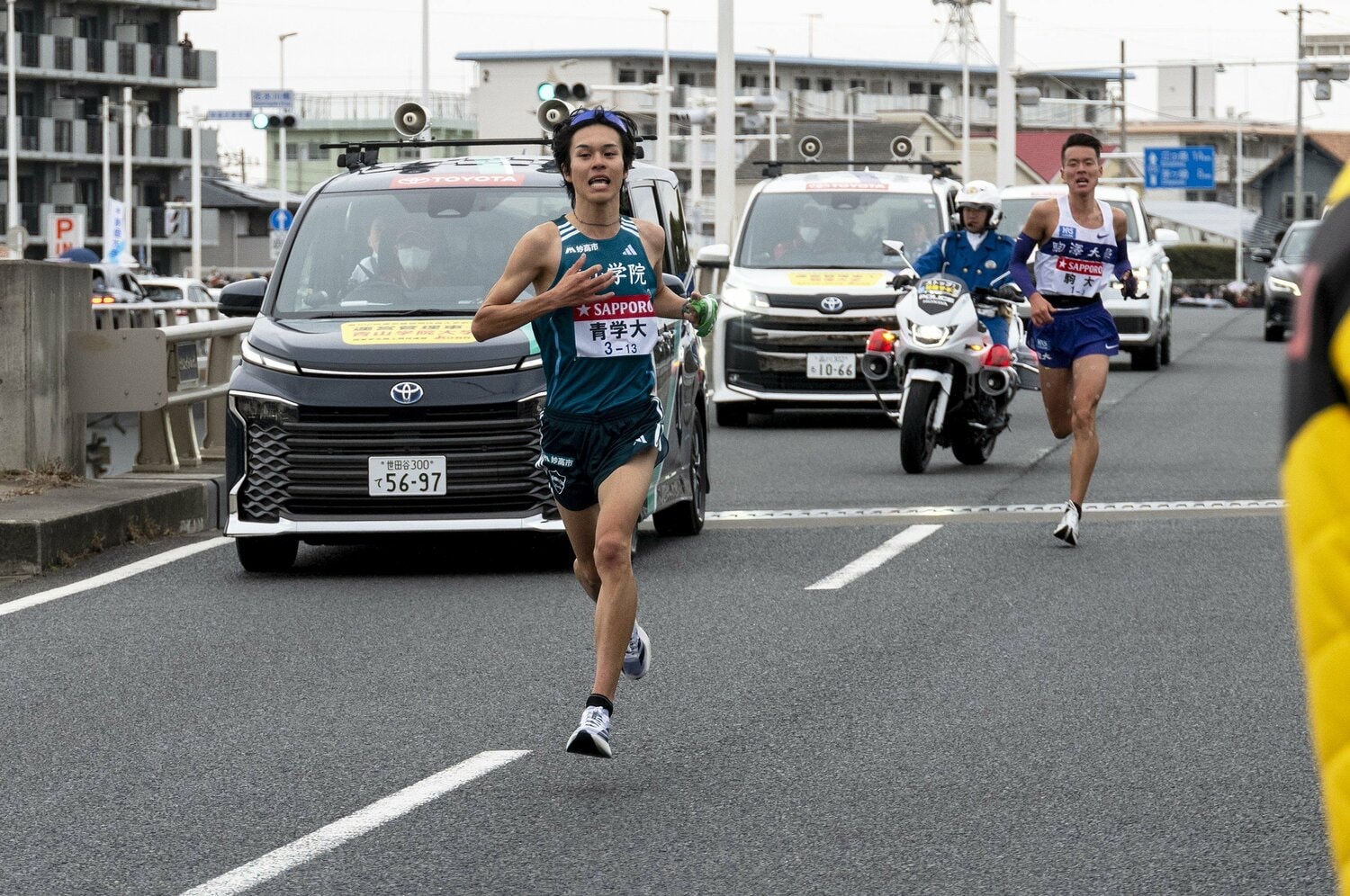 中継所前で太田が佐藤を突き放し、ラストスパート　©Shota Matsumoto