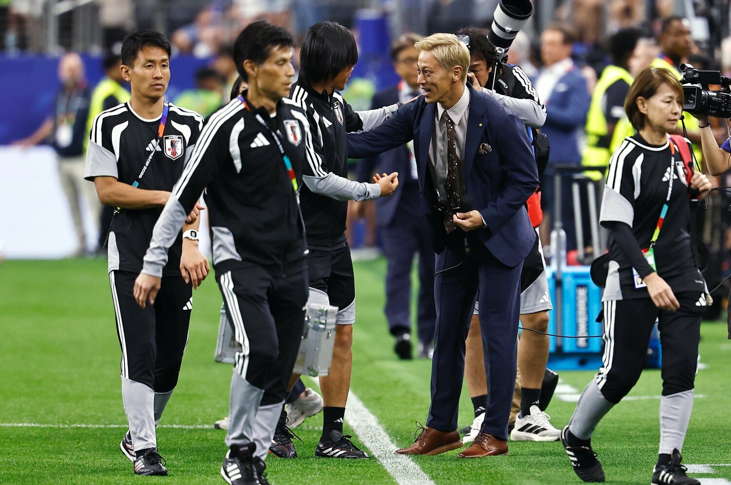 中村俊輔コーチに挨拶する本田圭佑（スウェーデン戦の決定的瞬間は右に続きます）　©Mutsu Kawamori