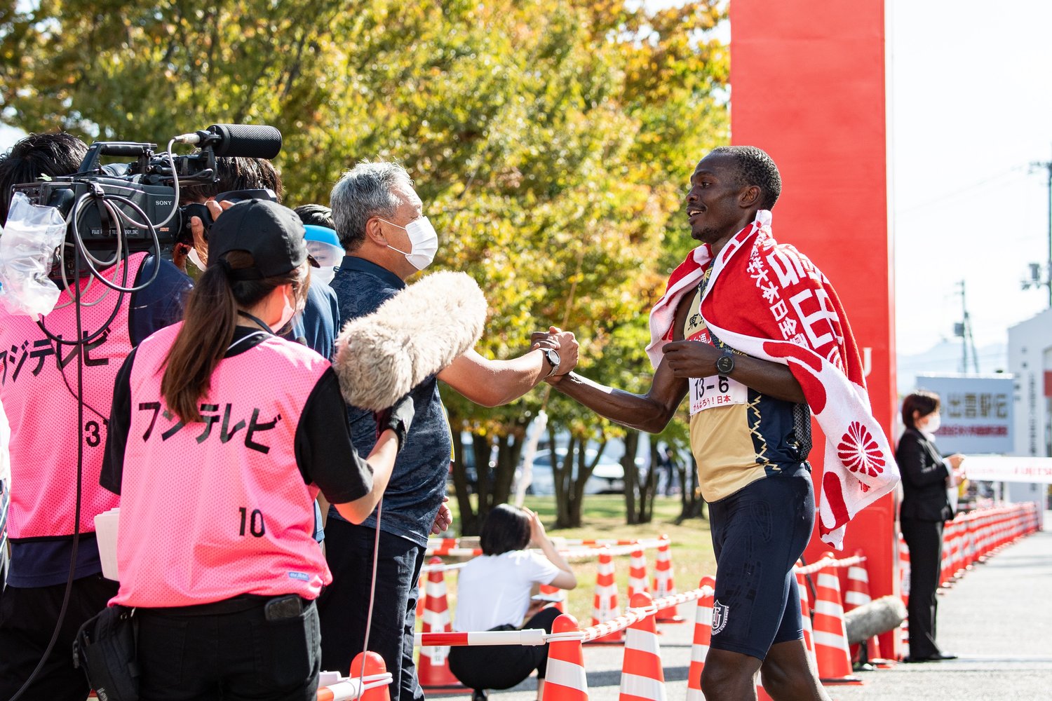 ゴールしたヴィンセントを称える大志田監督　©Nanae Suzuki
