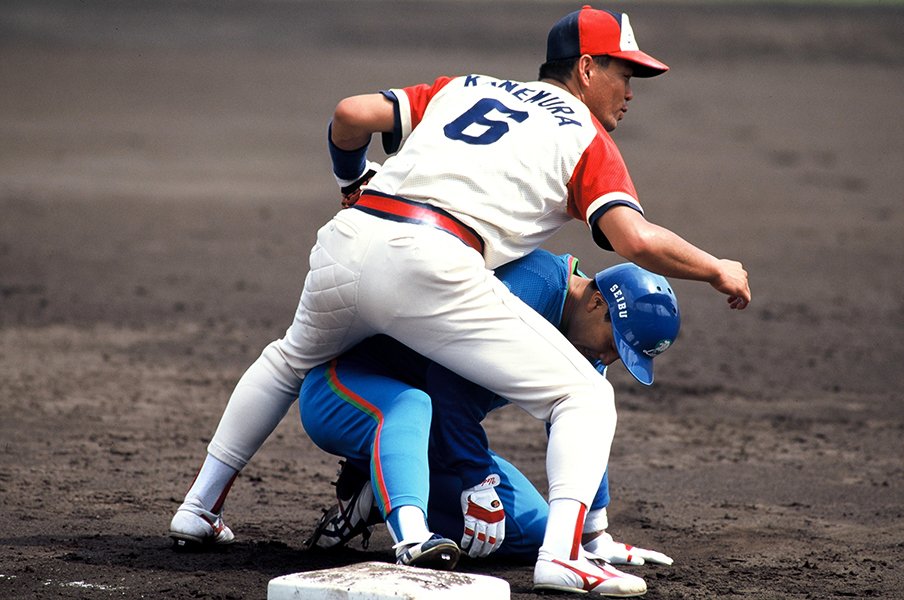 間奏で突然登場する金村(近鉄時代) ©Sports Graphic Number