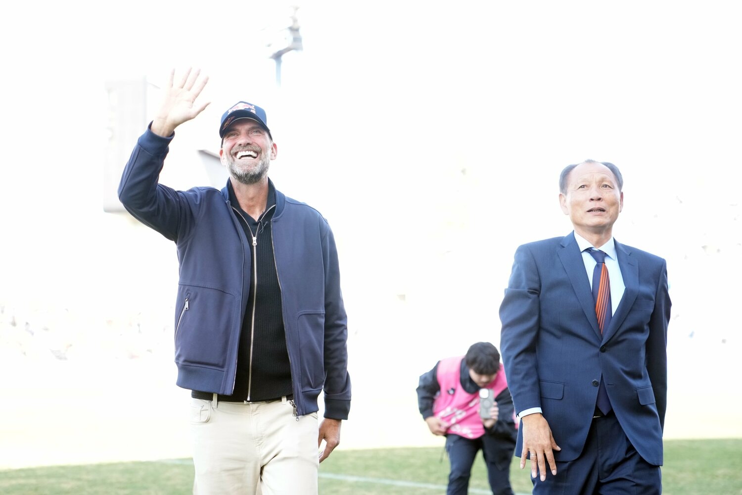 笑顔で手を振るユルゲン・クロップと原博実社長　©Masashi Hara