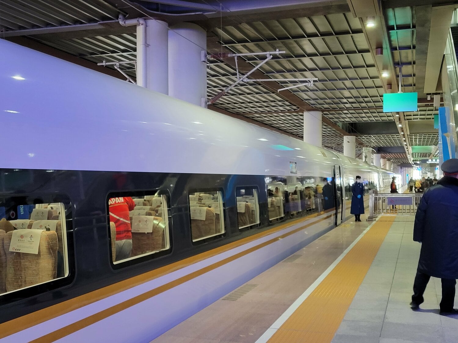 移動にはバスのほかに電車も。ホームでも現地の人とは完全に仕切られる（筆者撮影）