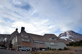 映画「シャイニング」のロケ地にも使われたロッジ。重厚感あふれる建物。