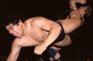 「一方的な大流血…地獄絵図」ウルフアロン新日本デビュー“45年前の悲劇”…大物ルーキー・谷津嘉章の初陣は、なぜ「史上最悪のデビュー戦」になったのか？