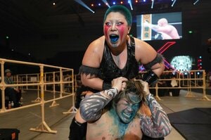 【人気】頬に穴をあけ、頭に針を打ち込み…過激な“プロレス男女マッチ”の結末は？ “極悪女王の後継者”は棚橋弘至を標的に「普通に引退なんてさせねえから」