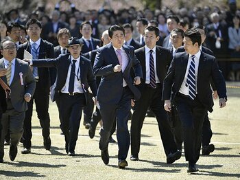 東スポの「人面魚」に「桜を見る会」。スポーツ紙はうしろからでも面白い。＜Number Web＞ photograph by Kyodo News