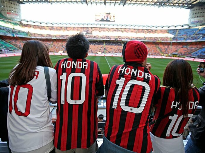 本田と長友、交わらなかったふたり。消極的なダービー、既にW杯モードに。<Number Web> photograph by REUTERS/AFLO