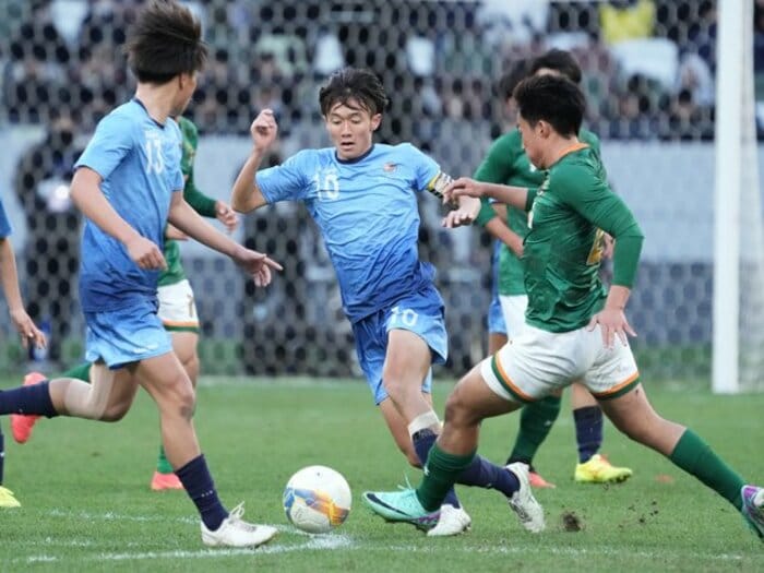 「あの10番、こんないい選手だったのか」超攻撃型DFの覚醒に思わず本音が…「プロor大学進学」Jスカウトを悩ます高校生の早すぎる進路選択＜Number Web＞ photograph by Hiroki Watanabe/Getty Images