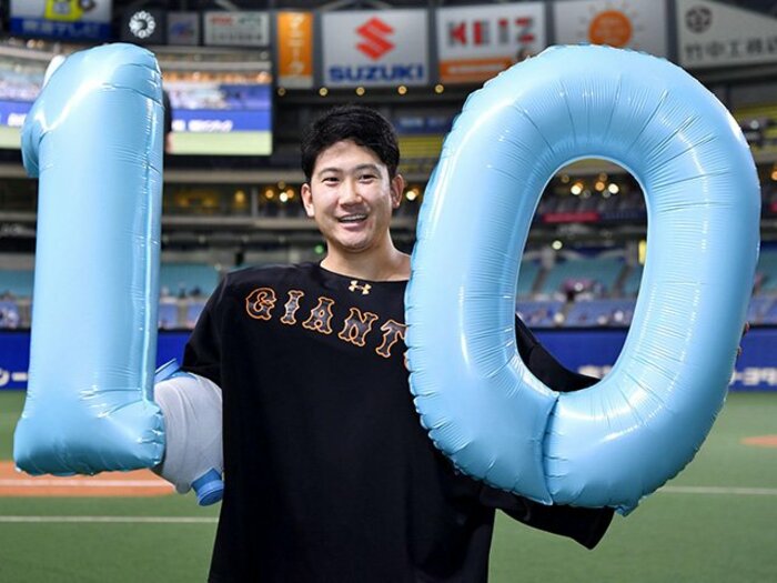 菅野智之、大野雄大との最強エース対決を制す! 勝因は“時間”を操る4次元投球<Number Web> photograph by KYODO