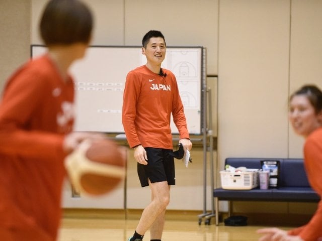 高圧的なコーチ”だった女子バスケ代表・恩塚亨HCを変えた1枚の集合写真