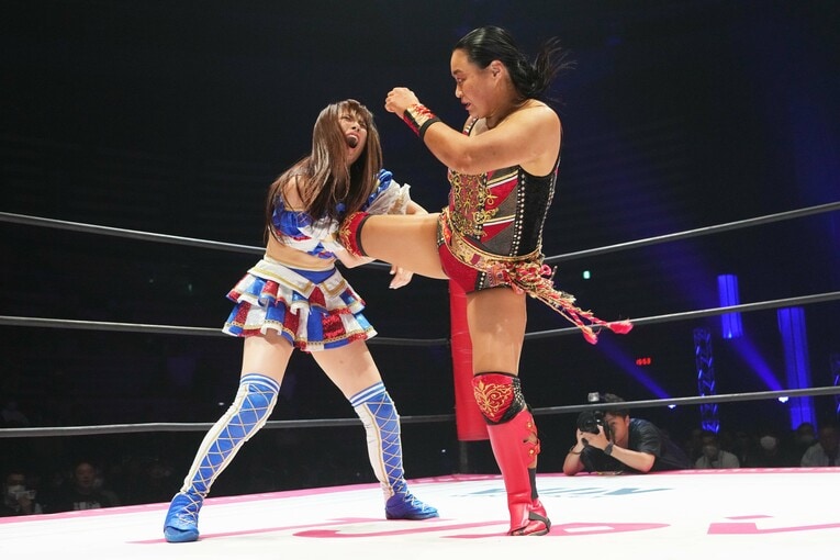 里村明衣子のミドルキック　©Essei Hara