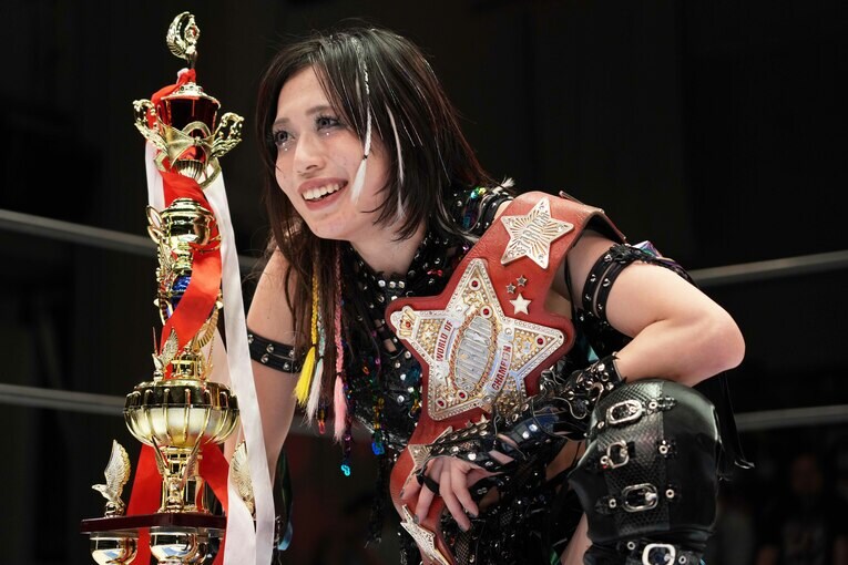 不敵な笑みを浮かべる上谷沙弥　©Essei Hara