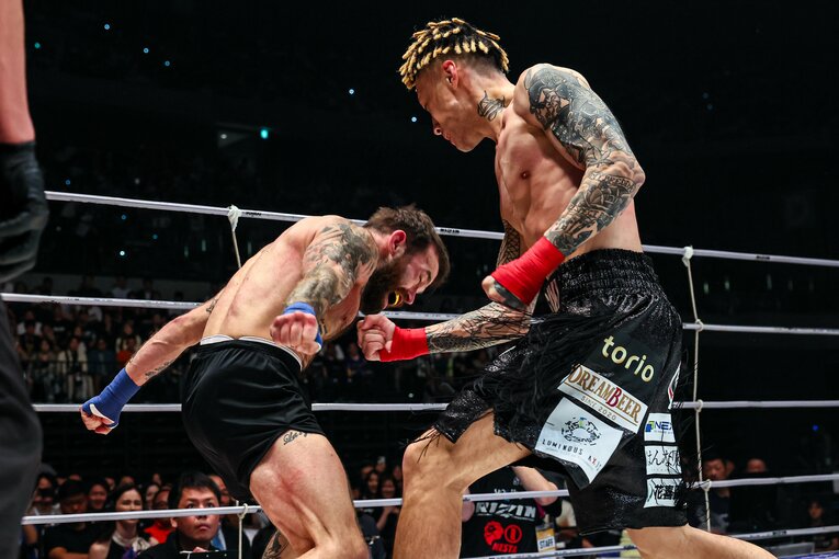 序盤、パンチが交錯する場面も 　©RIZIN FF Susumu Nagao