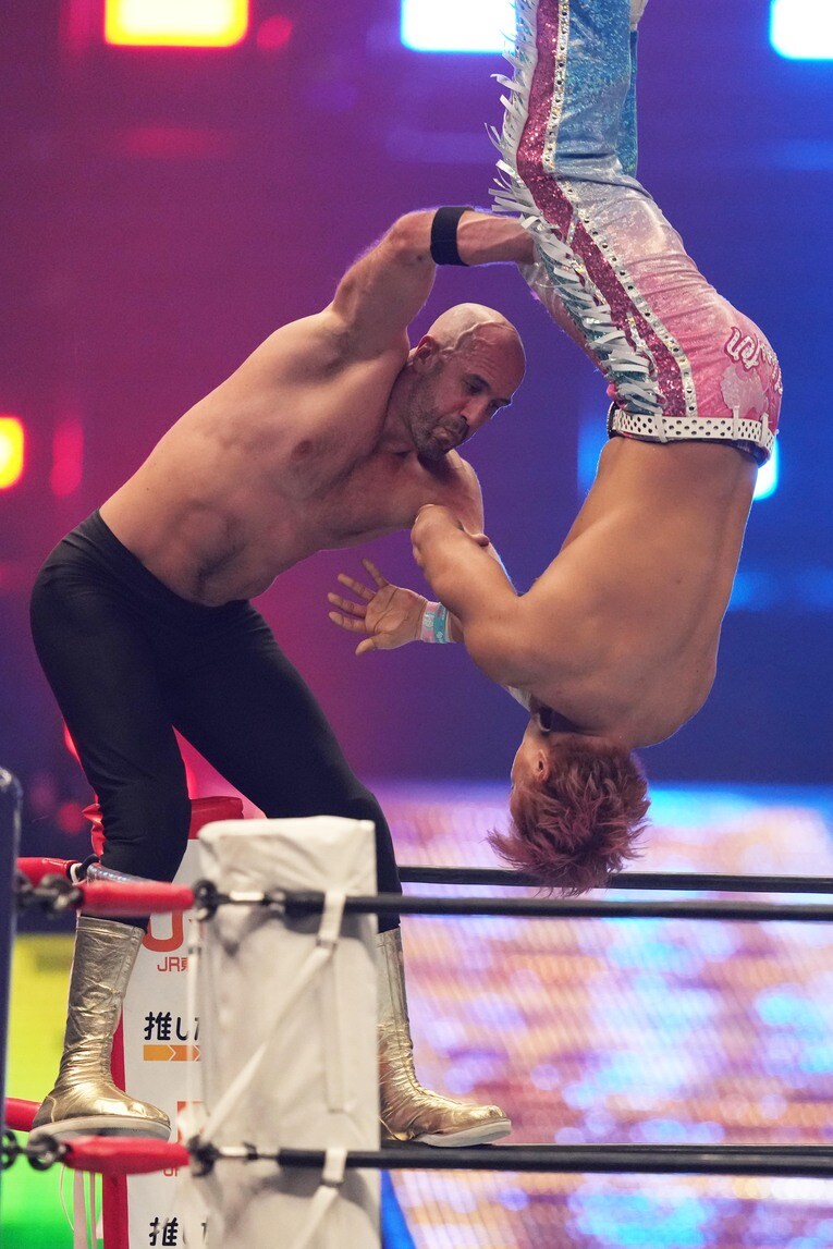 デッドリードライブで投げられる海野翔太　©Essei Hara