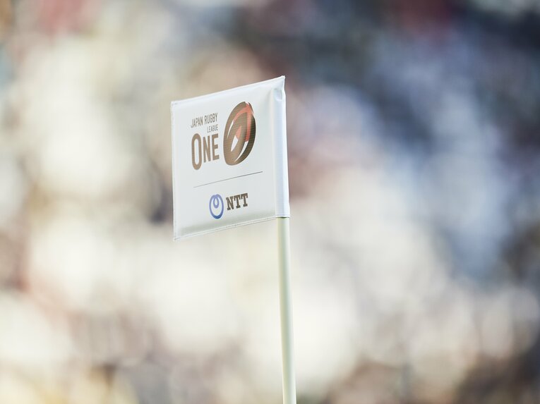 リーグワンのアイコンが描かれたフラッグ　©Yuki Suenaga