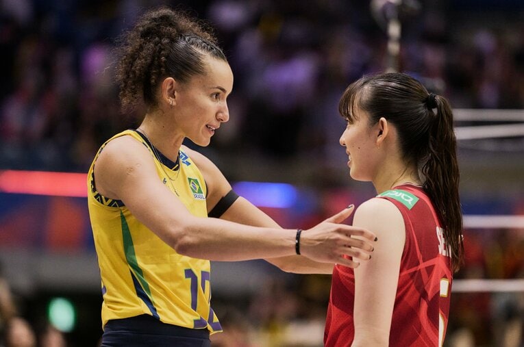 ブラジル代表エースのガビ（31歳）と言葉をかわす関菜々巳（26歳）。昨シーズン、イタリア・セリエAのイモコ・コネリアーノで共にプレーした ／ photograph by Yuki Suenaga