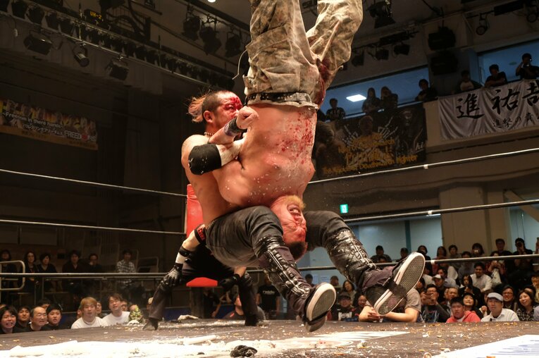 過激さを凌駕するドラマに酔いしれた、葛西純と藤田ミノルの“同窓デスマッチ”。 (2)