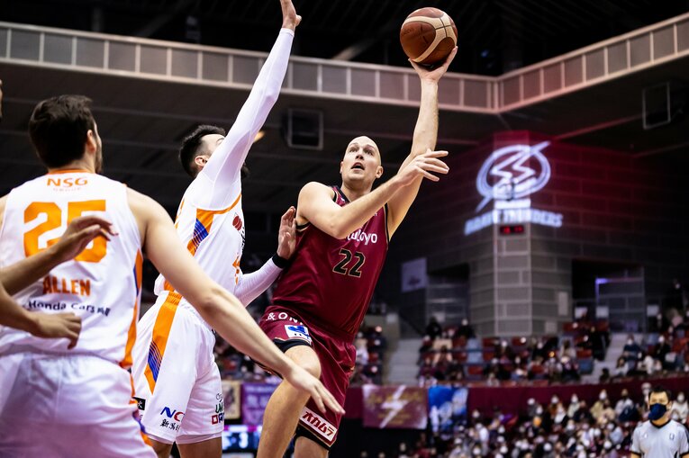 ファジーカスは3/9時点で平均20.5得点（リーグ2位）、9.4リバウンド（同4位）、３P成功率45.0％（同5位）をマーク　©B.LEAGUE