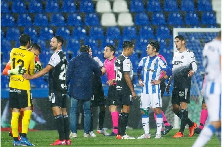 柴崎岳vs岡崎慎司が《ユニフォームを引っ張ってバチバチ》 撮影カメラマンが凍えそうな雨中で捉えた“熱いバトル”の瞬間(45)