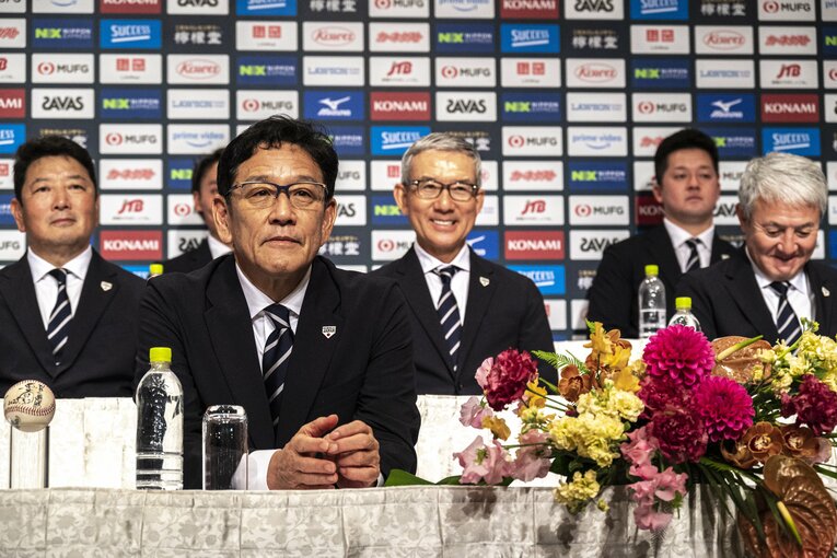 笑いをこらえる清水コーチ　©Takuya Sugiyama