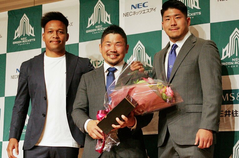 田中史朗の引退会見には日本代表での戦友でもある松島幸太郎と松田力也もかけつけ、涙と笑顔の会見となった ／ photograph by JIJI PRESS