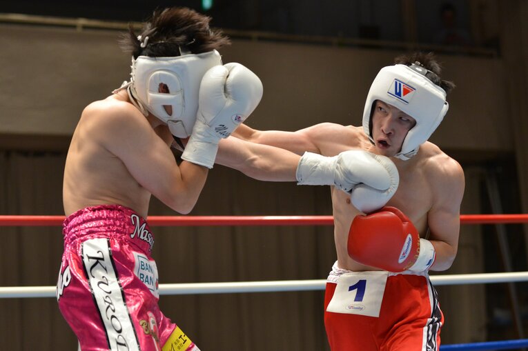 2012年7月、19歳の井上尚弥は公開プロテストで当時の日本ライトフライ級王者・黒田雅之と拳を交えた　©Hiroaki Yamaguchi/AFLO