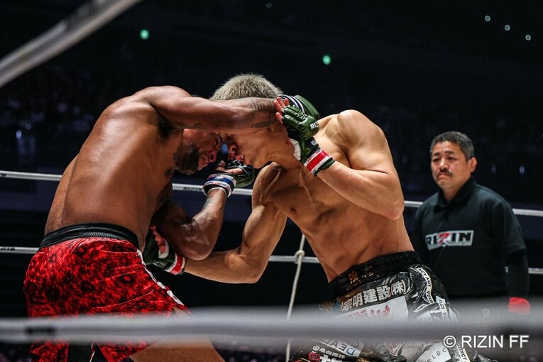 秋元強真vs.パッチー・ミックス　©RIZIN FF