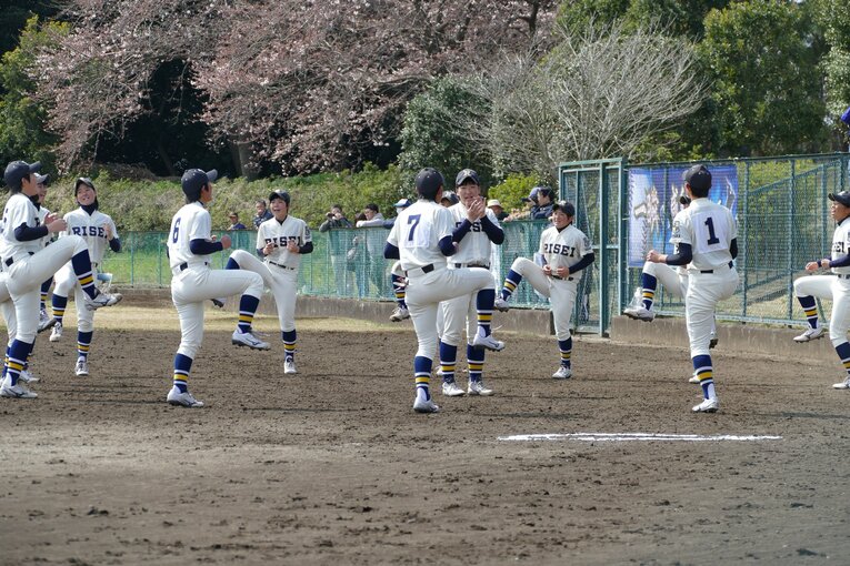 試合前に歌って踊る履正社高校のメンバー