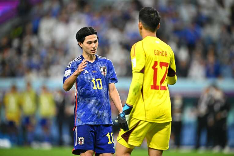 クロアチア戦PK、1番手の南野と健闘を誓い合う　©Takuya Kaneko／JMPA