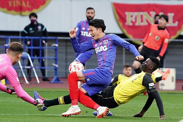 マッチアップしたオルンガを無得点に抑え込んだ渡辺(c)Getty Images