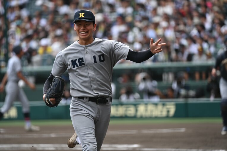 仙台育英との決勝戦で先発した慶応高・鈴木佳門（2年）。ネイビー系のグラブを使っていた　©Naoya Sanuki