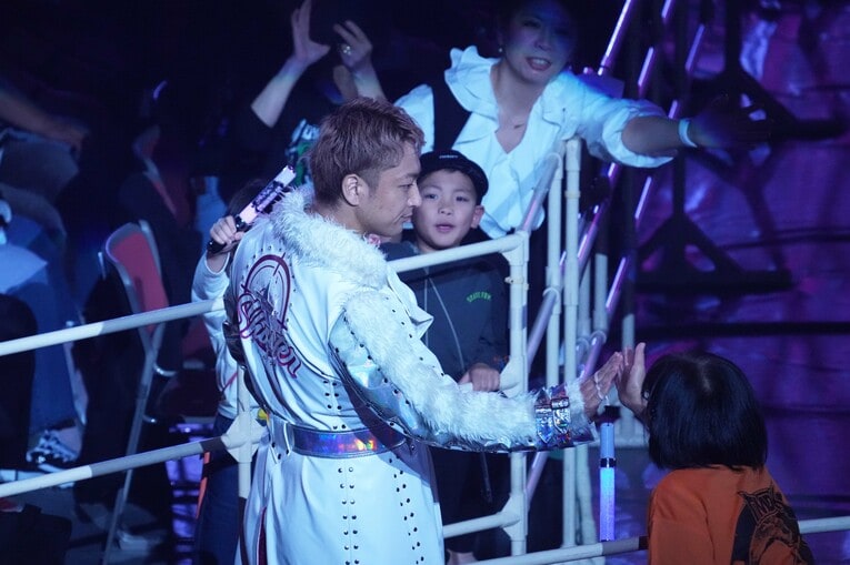 海野翔太のタッチや子供へのプレゼントは恒例の入場パフォーマンス　©Essei Hara