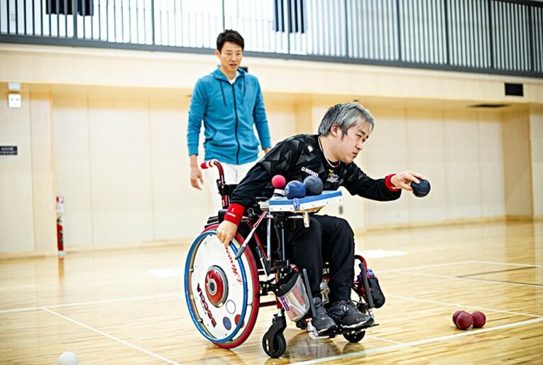 修造、ボッチャ・廣瀬隆喜に挑戦！振り子投法と、特注車いすの謎。(4)