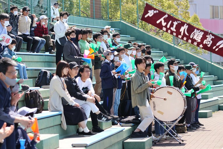 2023年春季兵庫県大会・67年ぶりの春季県大会を応援する灘高校のスタンド。中学の野球部なども駆けつけた（2023年）©︎Fumi Sawai