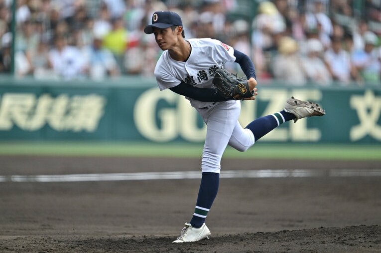 決勝戦、沖縄尚学の先発投手は背番号10の新垣だった ／ photograph by Hideki Sugiyama