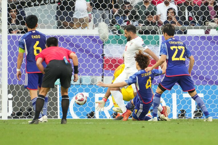 イラン戦でのPK献上となったファウルの瞬間　©Getty Images