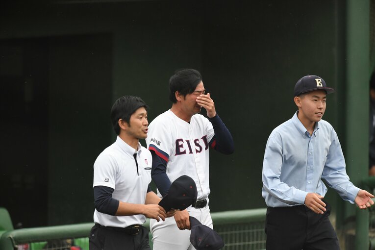 広島大会優勝直後に号泣する黒田監督　©Kota Inoue