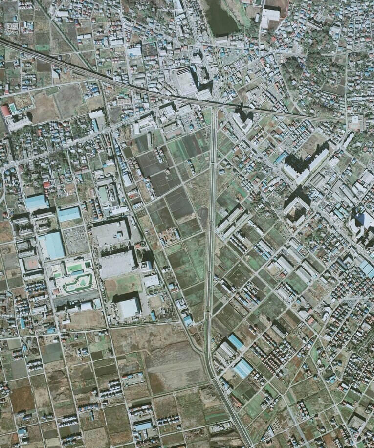 1979年に撮影された武蔵浦和付近の航空写真。中央左、大きな四角が3つ並ぶのがロッテ浦和工場。その下の広い土地にはまだロッテ浦和球場はない　出典：国土地理院の空中写真