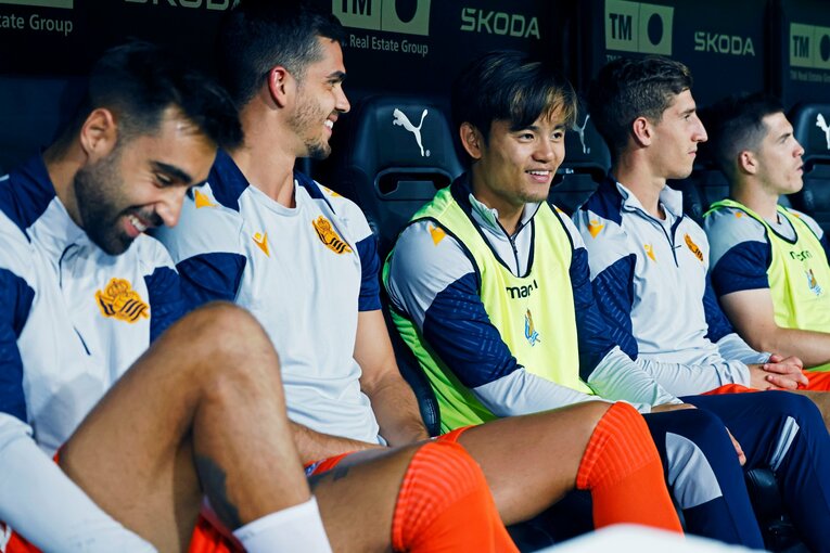 「久保建英が敵地の子供にユニをプレゼント！」“愛されすぎなタケ”の神対応…「お米がパリッと」バレンシア名物パエリアも食べて撮った(6)