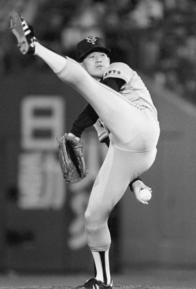 西本が編み出した足を高く上げる独特のフォームは人気を集めた　©KYODO