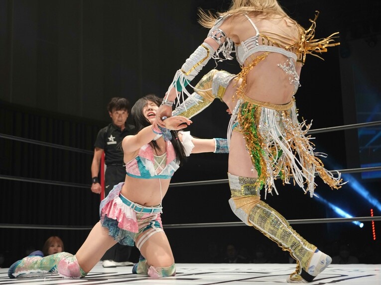 上谷沙弥の容赦ないビッグブーツを浴びる　©Essei Hara