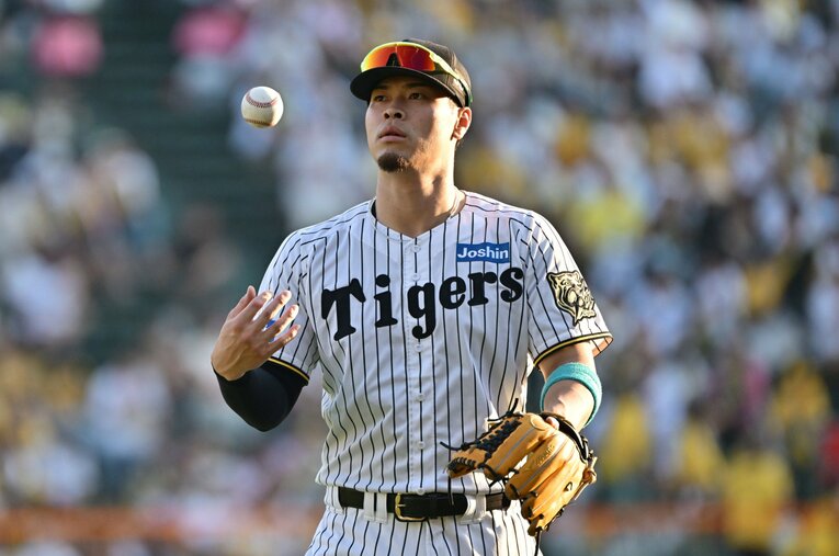 今季、本塁打と打点の2冠王に輝いた阪神の佐藤輝明。まさにチームの主砲となったが、高校時代の同級生には意外な印象もあるという ／ photograph by Hideki Sugiyama